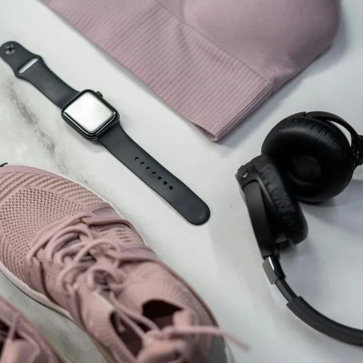 En la imagen es visible un reloj inteligente y unos audífonos.